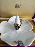 Vintage Avon gold tone Kensington ring size 6