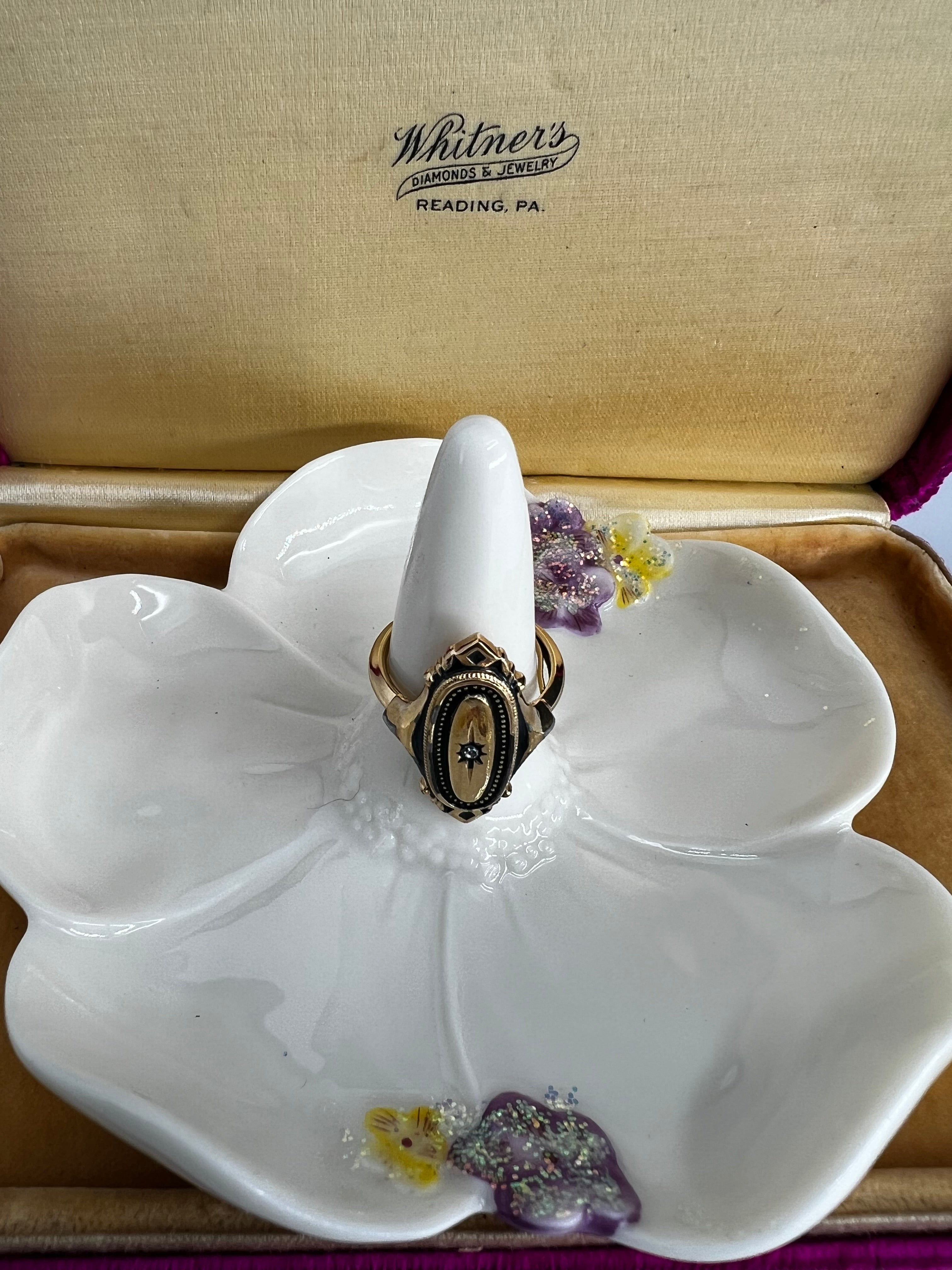 Vintage Avon gold tone Kensington ring size 6
